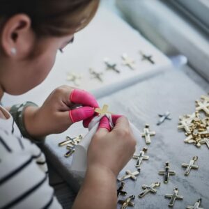 QC is conducting rigorous quality inspection of high-end jewelry.